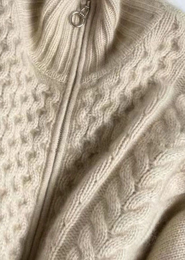 "Damen Kaschmir-Strickjacke, hoher Halsausschnitt, weiches luxuriöses Material, zeitlos elegant und wärmend."