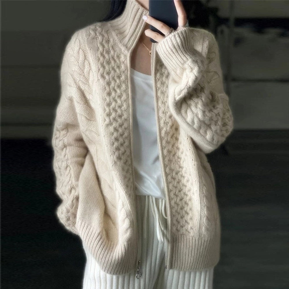 "Damen Kaschmir-Strickjacke, hoher Halsausschnitt, weiches luxuriöses Material, zeitlos elegant und wärmend."
