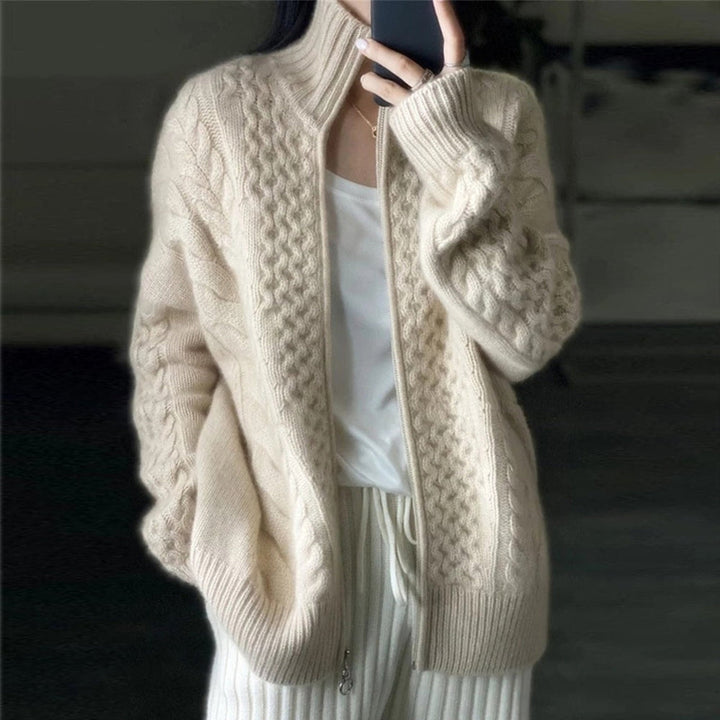 "Damen Kaschmir-Strickjacke, hoher Halsausschnitt, weiches luxuriöses Material, zeitlos elegant und wärmend."