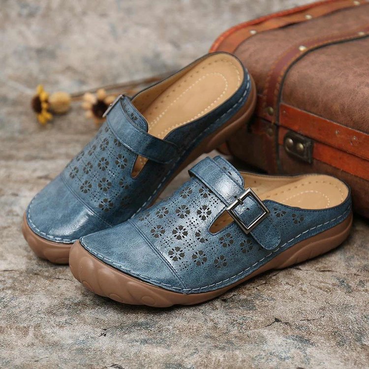 "Damen Leder Clogs, extra breit, aus weichem Echtleder und rutschfester Sohle, in Blau und Braun, modisch und bequem."