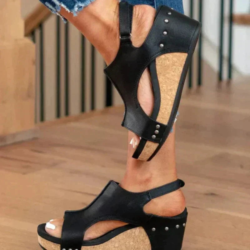 "Damen Leder Keilsandalen in Braun mit orthopädischem Komfortfußbett, verstellbaren Riemen und Keilabsatz."