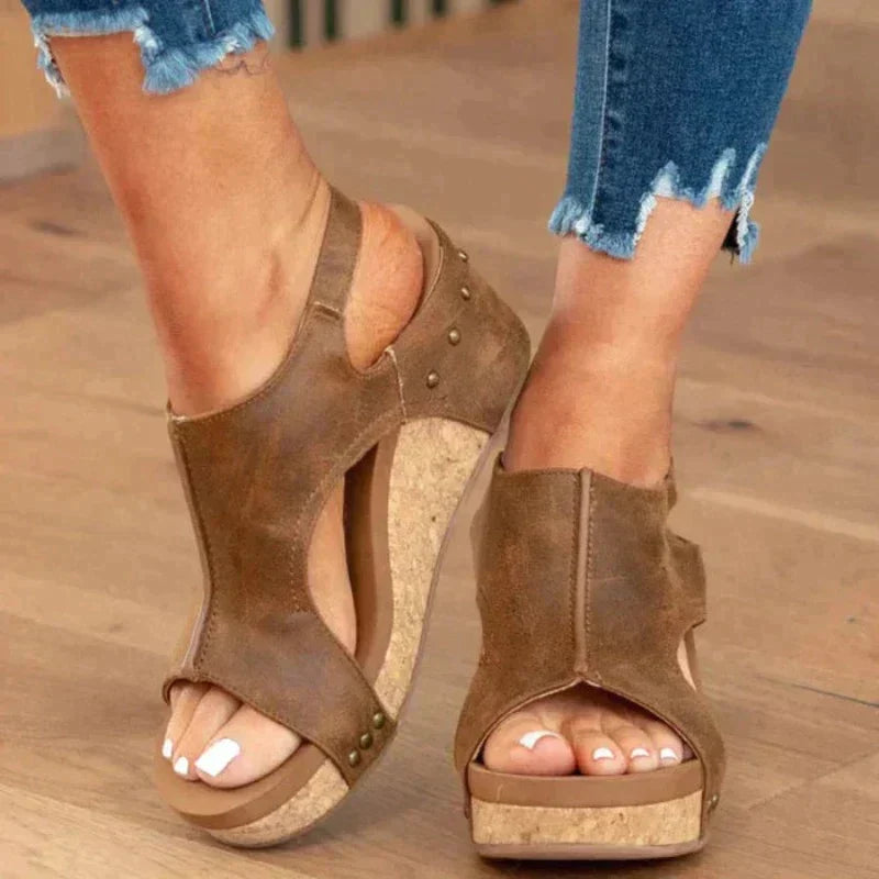 "Damen Leder Keilsandalen in Braun mit orthopädischem Komfortfußbett, verstellbaren Riemen und Keilabsatz."