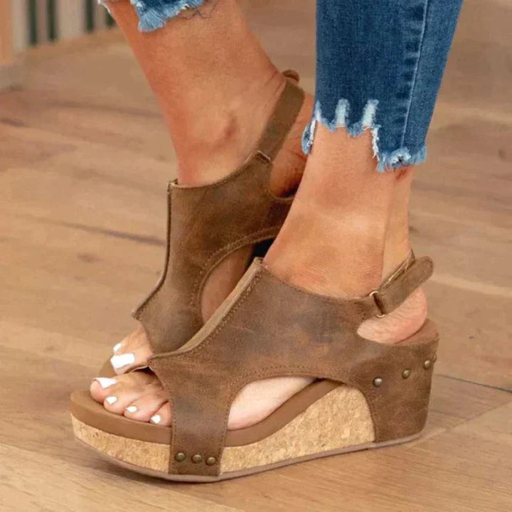 "Damen Leder Keilsandalen in Braun mit orthopädischem Komfortfußbett, verstellbaren Riemen und Keilabsatz."