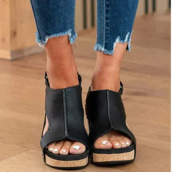 "Damen Leder Keilsandalen in Braun mit orthopädischem Komfortfußbett, verstellbaren Riemen und Keilabsatz."