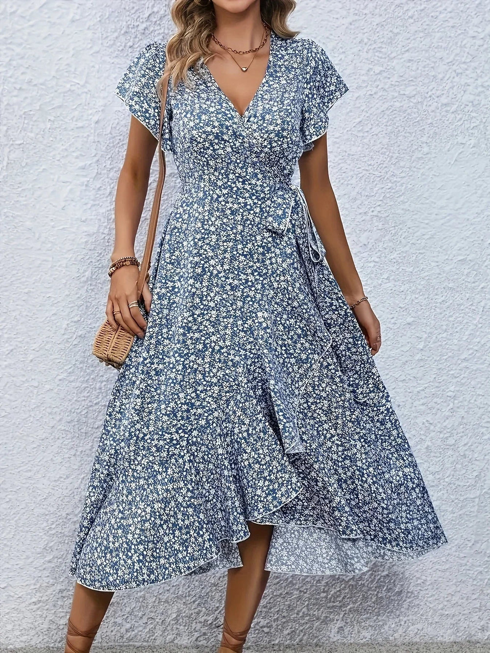 "Damen Midi Kleid mit V-Ausschnitt, florales Design, fließender Stoff, feminin und stilvoll für sonnige Tage."