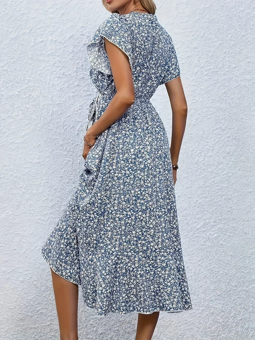 "Damen Midi Kleid mit V-Ausschnitt, florales Design, fließender Stoff, feminin und stilvoll für sonnige Tage."