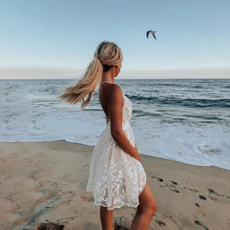 "Damen Mini Strandkleid mit Blumenstickerei, V-Ausschnitt, Spaghettiträger, feminines Design, ideal für den Sommer."