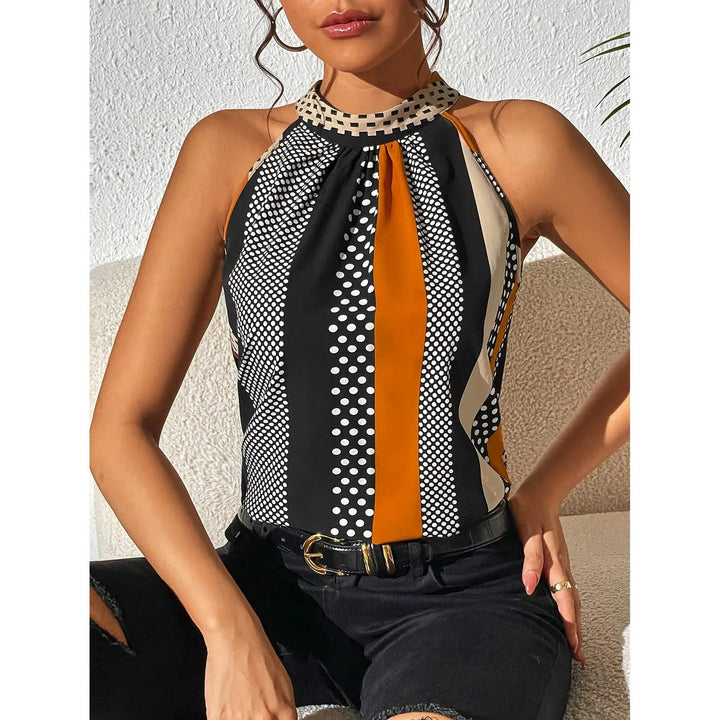 "Damen Neckholder-Top mit Polka Dots, lässig elegant, weiß, gepunktet, ideal für Sommer, vielseitig kombinierbar."