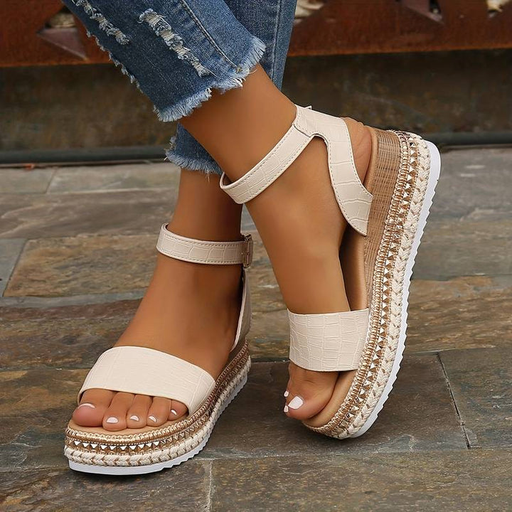 "Damen orthopädische Sandalen, braun, mit verstellbaren Riemen und atmungsaktivem Material für Komfort und Stil."