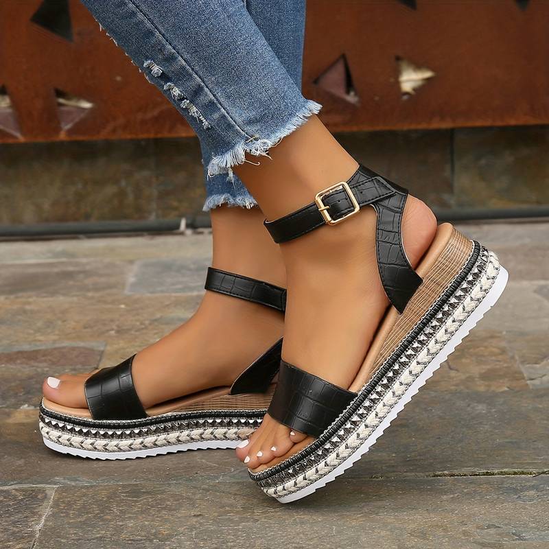 "Damen orthopädische Sandalen, braun, mit verstellbaren Riemen und atmungsaktivem Material für Komfort und Stil."