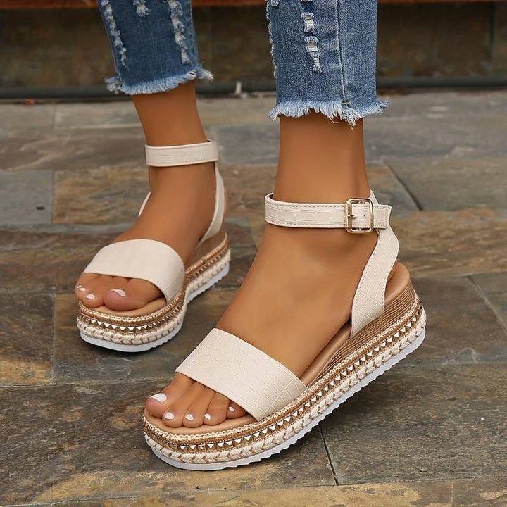 "Damen orthopädische Sandalen, braun, mit verstellbaren Riemen und atmungsaktivem Material für Komfort und Stil."