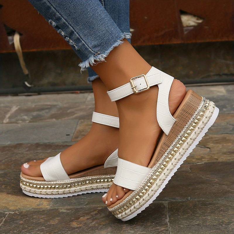 "Damen orthopädische Sandalen, braun, mit verstellbaren Riemen und atmungsaktivem Material für Komfort und Stil."