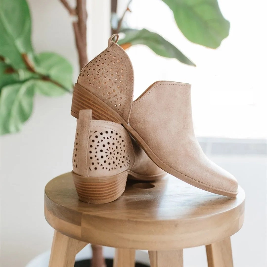 "Damen orthopädische Stiefel, beige, stilvoller Komfort und Unterstützung für gesunde Füße, elegantes Design."