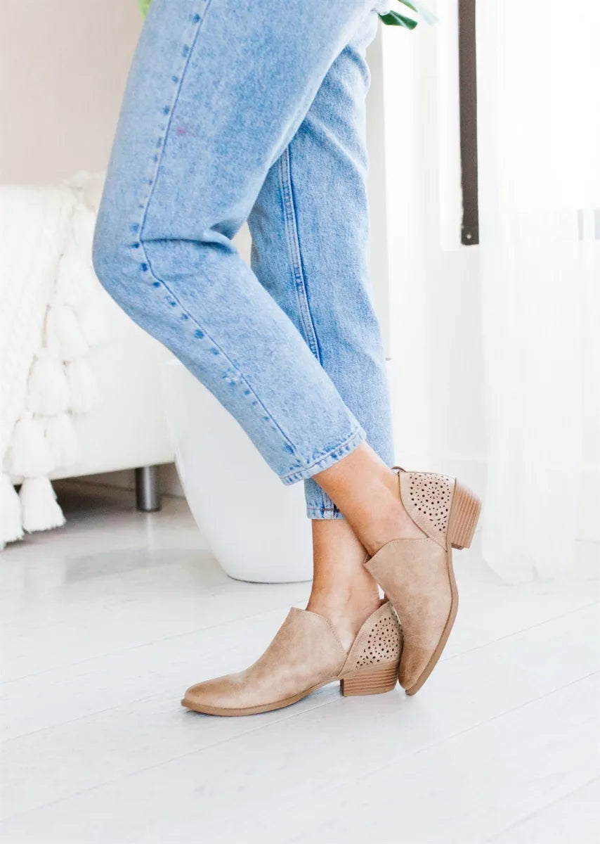 "Damen orthopädische Stiefel, beige, stilvoller Komfort und Unterstützung für gesunde Füße, elegantes Design."