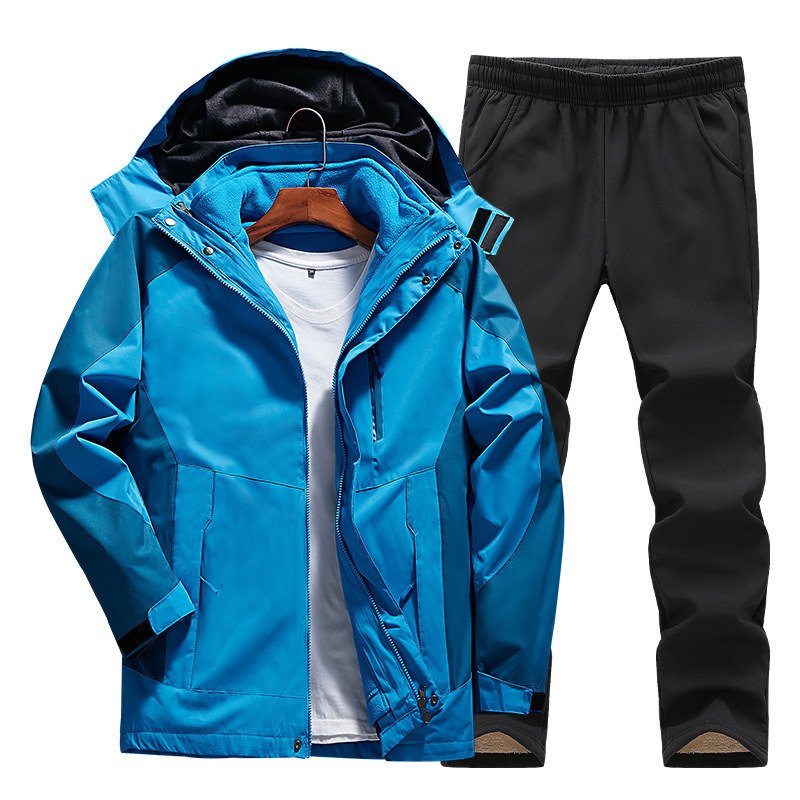 "Damen Outdoor Softshell Set mit Fleecejacke, wetterfest, in Berglandschaft; ideal für Wanderungen bei Wind & Regen."