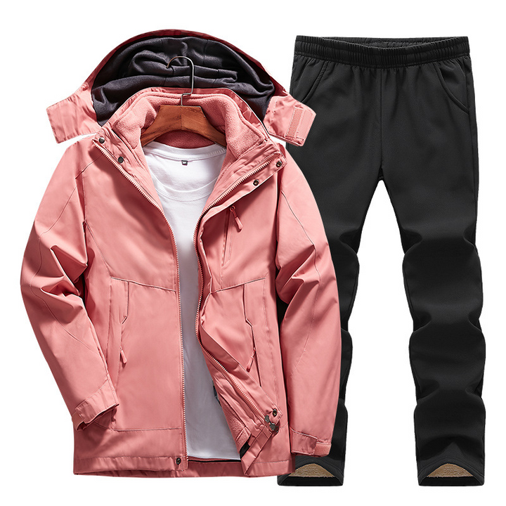 "Damen Outdoor Softshell Set mit Fleecejacke, wetterfest, in Berglandschaft; ideal für Wanderungen bei Wind & Regen."
