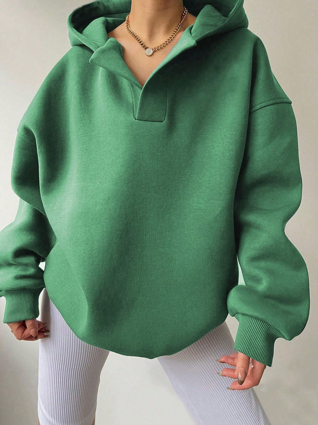 "Damen Oversized Hoodie mit modernem Kragen, lässiger Passform und weichem Baumwollmix, ideal für modische Looks."