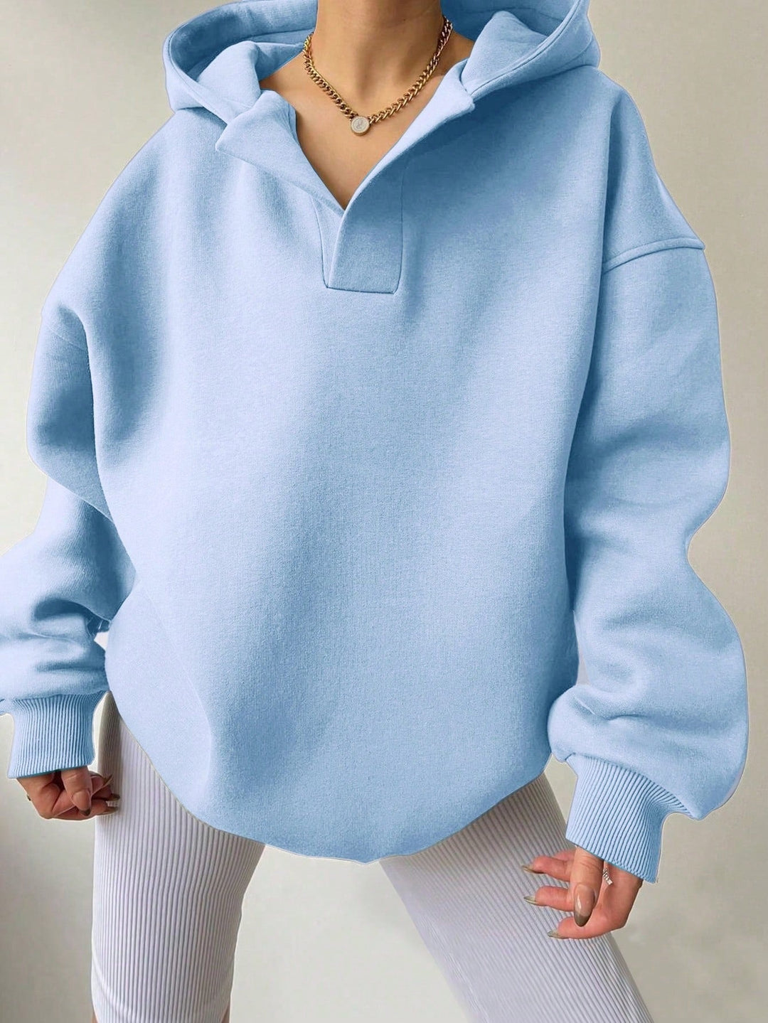 "Damen Oversized Hoodie mit modernem Kragen, lässiger Passform und weichem Baumwollmix, ideal für modische Looks."