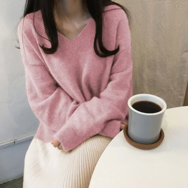 "Damen Oversized Pullover mit V-Ausschnitt in Beige, elegantes Design, kombiniert mit Jeans oder Röcken für vielseitigen Stil