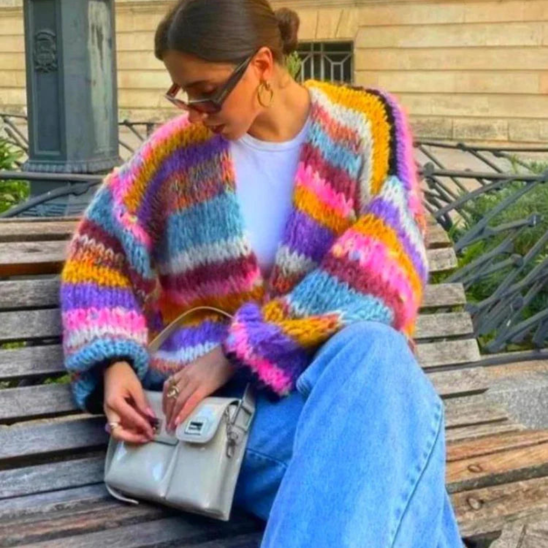 "Damen Rainbow Cardigan, buntes Regenbogenmuster, weicher Stoff, stilvoll & gemütlich, perfekt für jede Jahreszeit."
