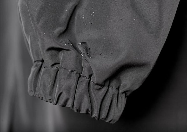 "Damen Regenjacke wasserdicht mit großer Kapuze, Oversized-Schnitt, stilvoll und funktional bei Wind und Regen."