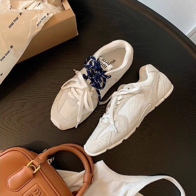 "Damen Retro Sneaker aus Premium-Wildleder mit farbigen Akzenten und rutschfester Sohle im eleganten Retro-Design."