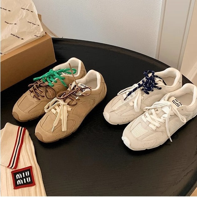 "Damen Retro Sneaker aus Premium-Wildleder mit farbigen Akzenten und rutschfester Sohle im eleganten Retro-Design."
