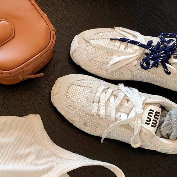 "Damen Retro Sneaker aus Premium-Wildleder mit farbigen Akzenten und rutschfester Sohle im eleganten Retro-Design."