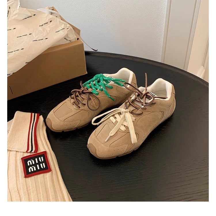 "Damen Retro Sneaker aus Premium-Wildleder mit farbigen Akzenten und rutschfester Sohle im eleganten Retro-Design."