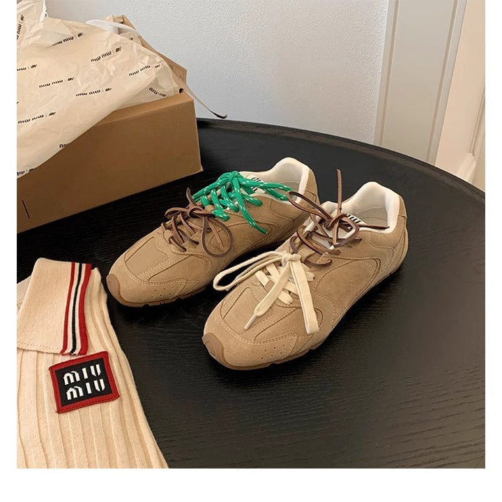 "Damen Retro Sneaker aus Premium-Wildleder mit farbigen Akzenten und rutschfester Sohle im eleganten Retro-Design."