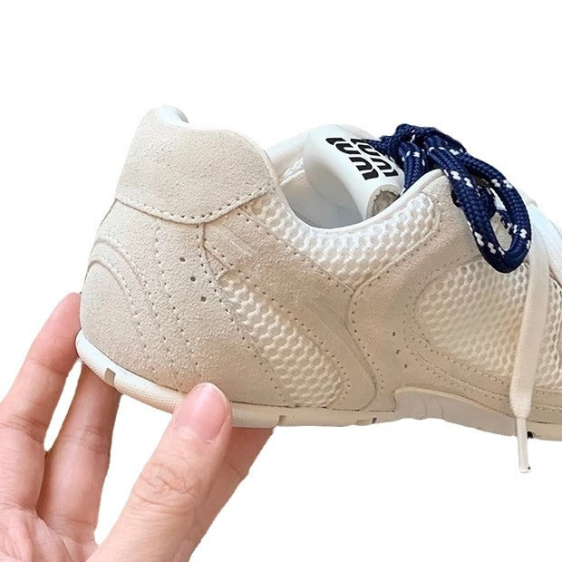 "Damen Retro Sneaker aus Premium-Wildleder mit farbigen Akzenten und rutschfester Sohle im eleganten Retro-Design."