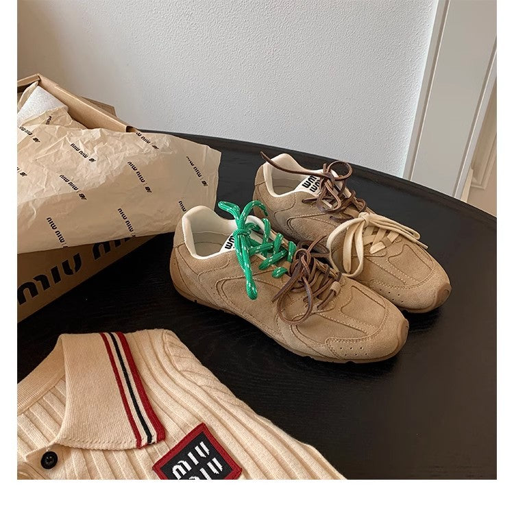 "Damen Retro Sneaker aus Premium-Wildleder mit farbigen Akzenten und rutschfester Sohle im eleganten Retro-Design."