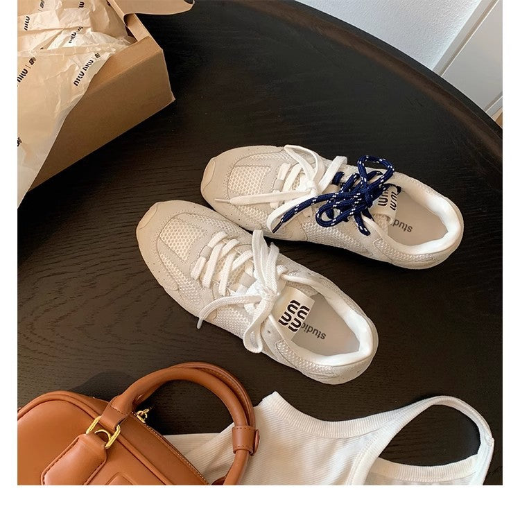 "Damen Retro Sneaker aus Premium-Wildleder mit farbigen Akzenten und rutschfester Sohle im eleganten Retro-Design."