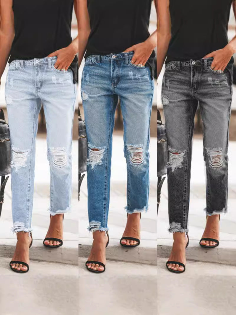 "Damen Ripped Denim-Jeans, lässiger Schnitt, ausgefranster Saum, urbane blaue Jeans, modische Details, vielseitig tragbar."