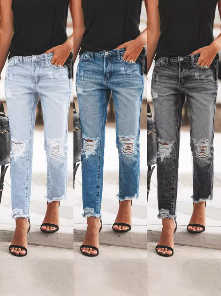 "Damen Ripped Denim-Jeans, lässiger Schnitt, ausgefranster Saum, urbane blaue Jeans, modische Details, vielseitig tragbar."