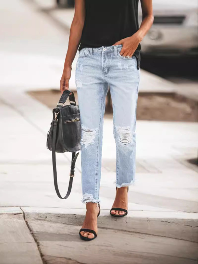 "Damen Ripped Denim-Jeans, lässiger Schnitt, ausgefranster Saum, urbane blaue Jeans, modische Details, vielseitig tragbar."