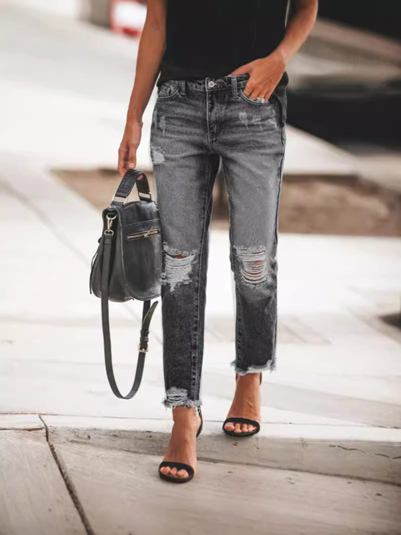 "Damen Ripped Denim-Jeans, lässiger Schnitt, ausgefranster Saum, urbane blaue Jeans, modische Details, vielseitig tragbar."