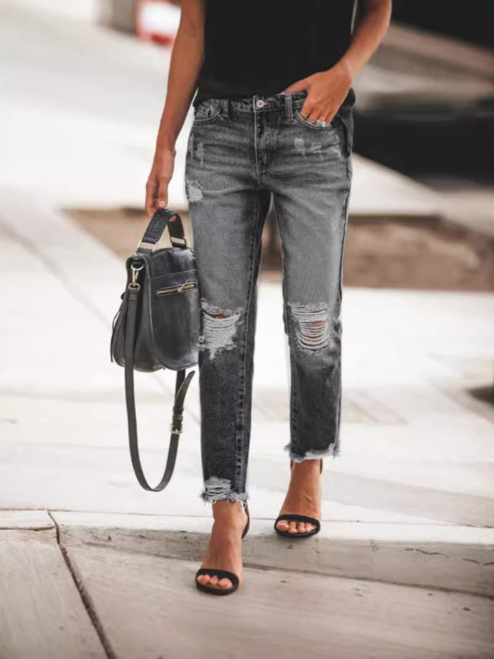 "Damen Ripped Denim-Jeans, lässiger Schnitt, ausgefranster Saum, urbane blaue Jeans, modische Details, vielseitig tragbar."