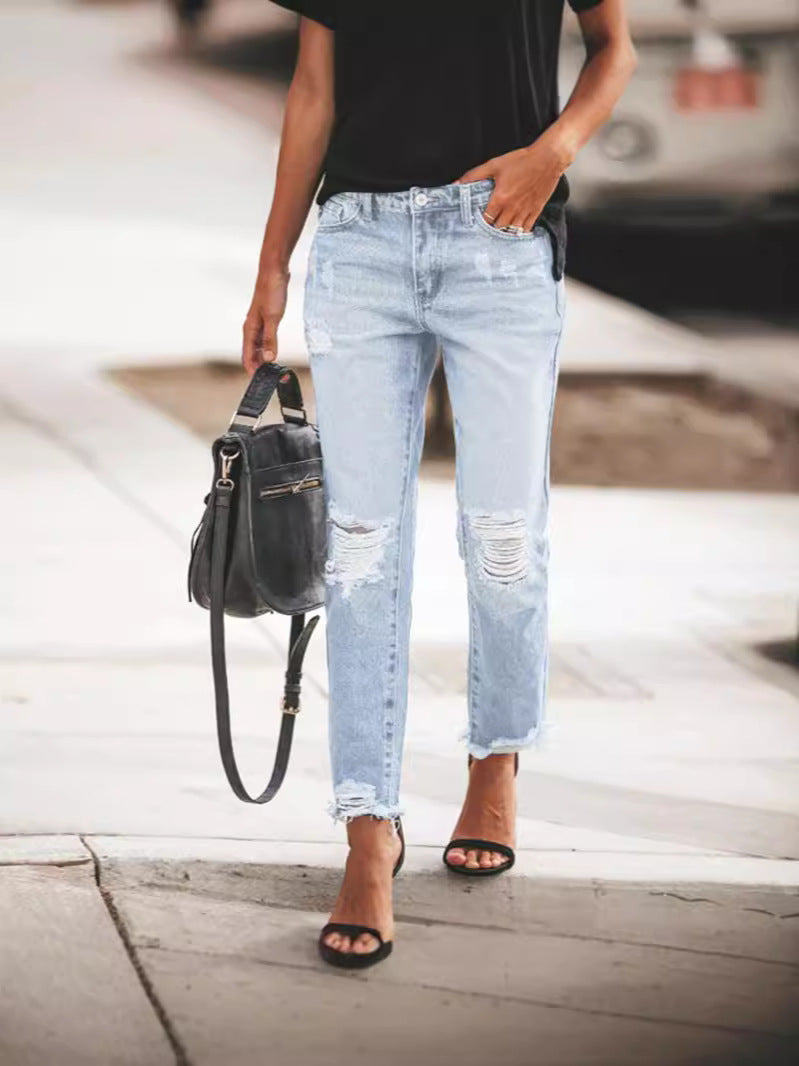 "Damen Ripped Denim-Jeans, lässiger Schnitt, ausgefranster Saum, urbane blaue Jeans, modische Details, vielseitig tragbar."