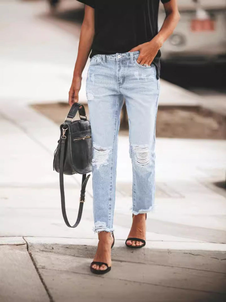 "Damen Ripped Denim-Jeans, lässiger Schnitt, ausgefranster Saum, urbane blaue Jeans, modische Details, vielseitig tragbar."