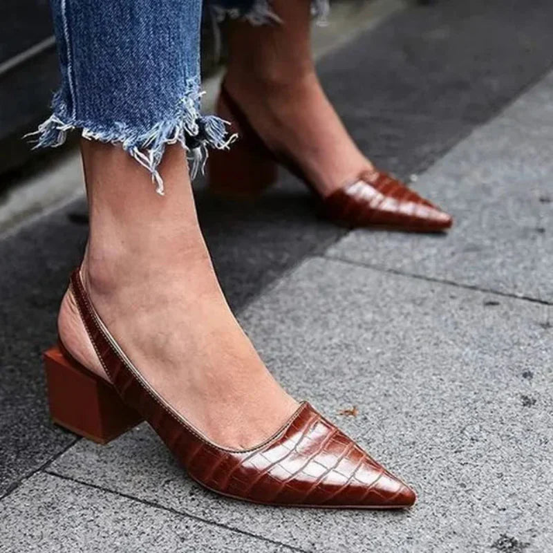"Damen Sandalen mit weicher Sohle, stilvolles Design, ideal für Komfort und Eleganz bei sommerlichen Ausflügen."