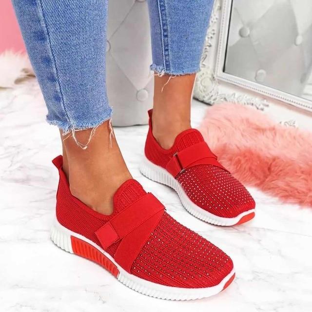 "Damen Slip-On Sneaker mit Klettverschluss in Rot, komfortables Design mit atmungsaktivem Material und dicker Sohle."