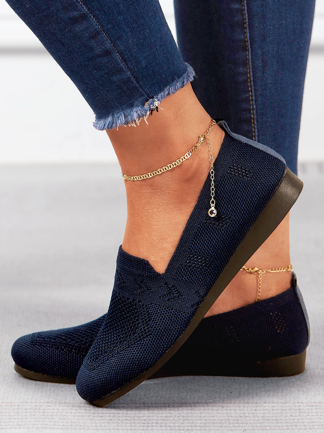 "Damen Slipper, elegant und atmungsaktiv, in gedecktem Beige. Bequeme Alltagsschuhe für stilvolle Spaziergänge."