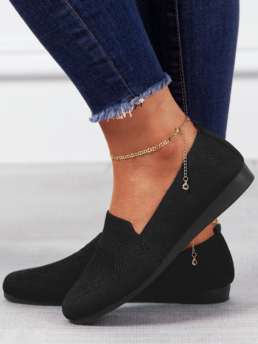"Damen Slipper, elegant und atmungsaktiv, in gedecktem Beige. Bequeme Alltagsschuhe für stilvolle Spaziergänge."