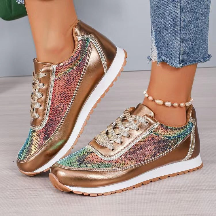 "Damen Sneaker mit schimmerndem Design und rutschfester Sohle, stilvoll und bequem für Alltag und Sport."