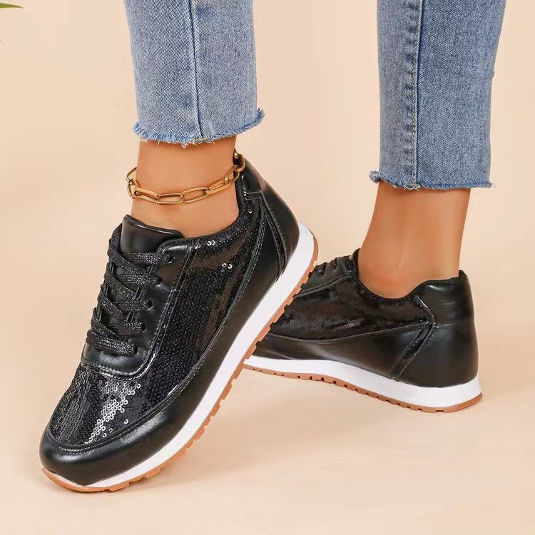 "Damen Sneaker mit schimmerndem Design und rutschfester Sohle, stilvoll und bequem für Alltag und Sport."