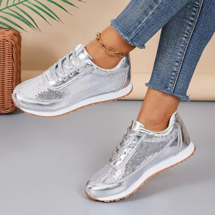 "Damen Sneaker mit schimmerndem Design und rutschfester Sohle, stilvoll und bequem für Alltag und Sport."