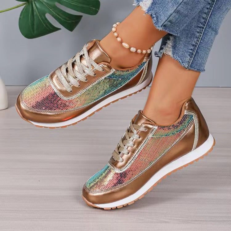 "Damen Sneaker mit schimmerndem Design und rutschfester Sohle, stilvoll und bequem für Alltag und Sport."