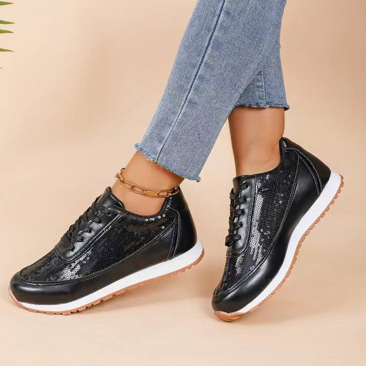 "Damen Sneaker mit schimmerndem Design und rutschfester Sohle, stilvoll und bequem für Alltag und Sport."