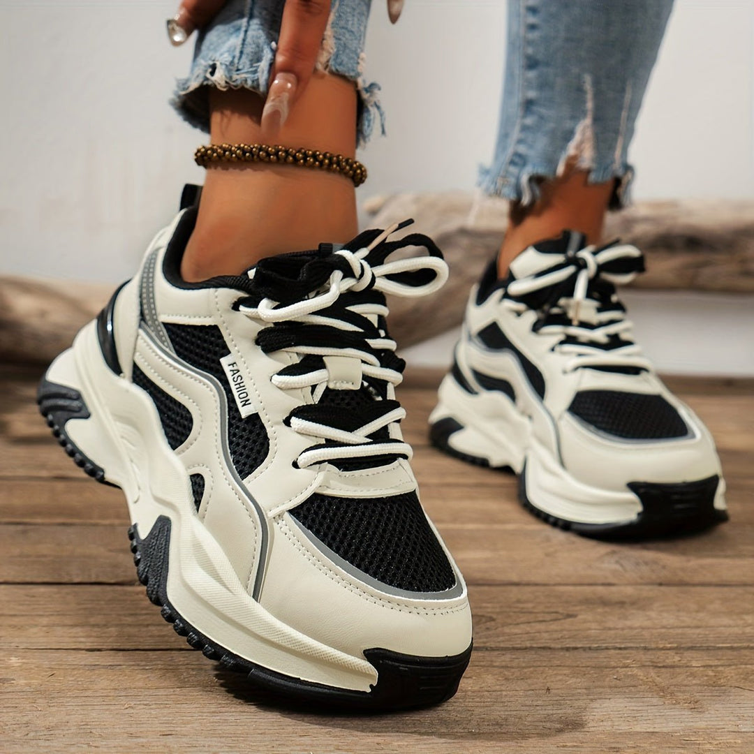 "Damen Sneakers mit hoher Sohle, modern und bequem, in Khaki und Schwarz aus atmungsaktivem Material, für stilvolle Outfits."